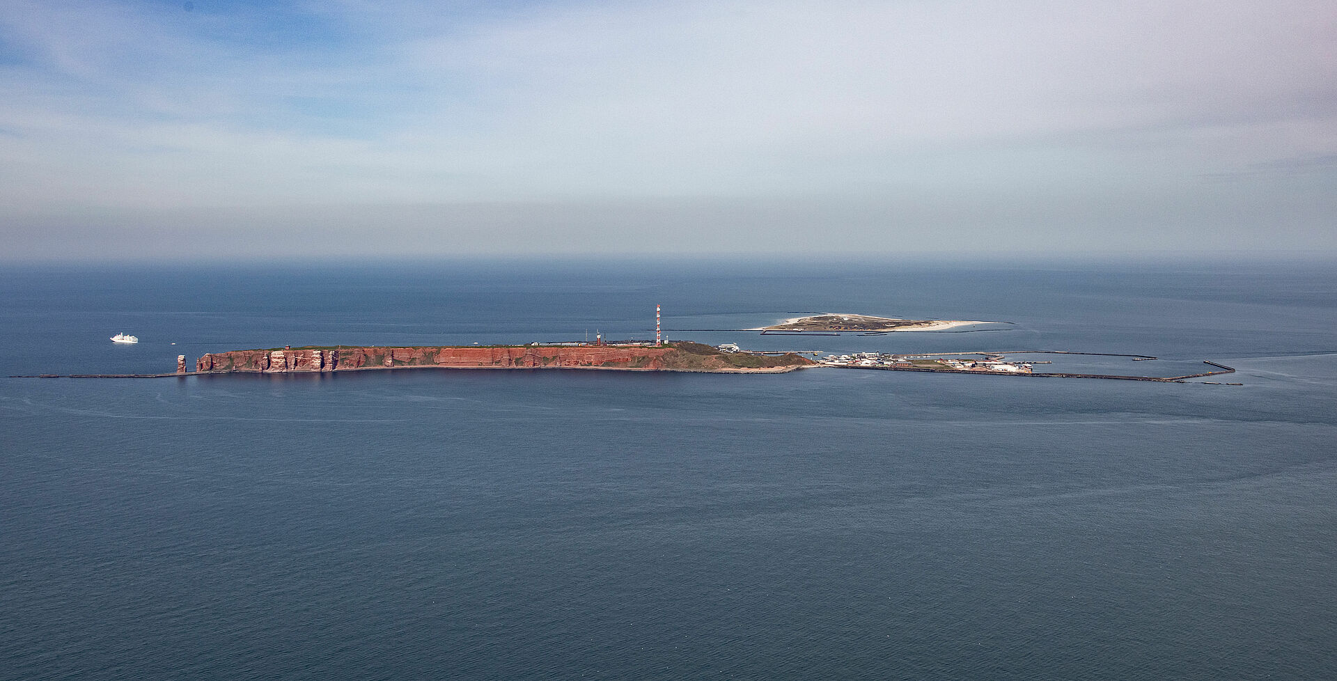 Luftaufnahme der Insel Helgoland bei gutem Wetter.