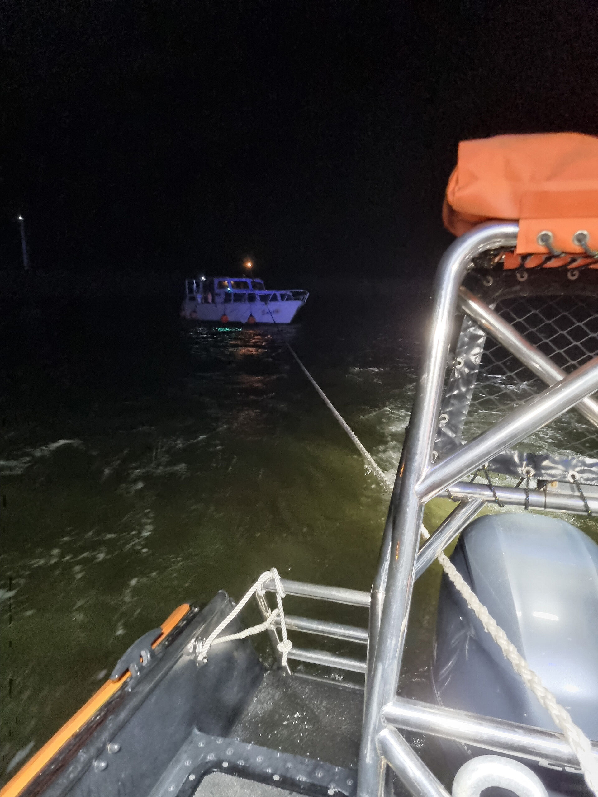 Seenotretter befreien Motorboot von Steinmole in Schleimünde